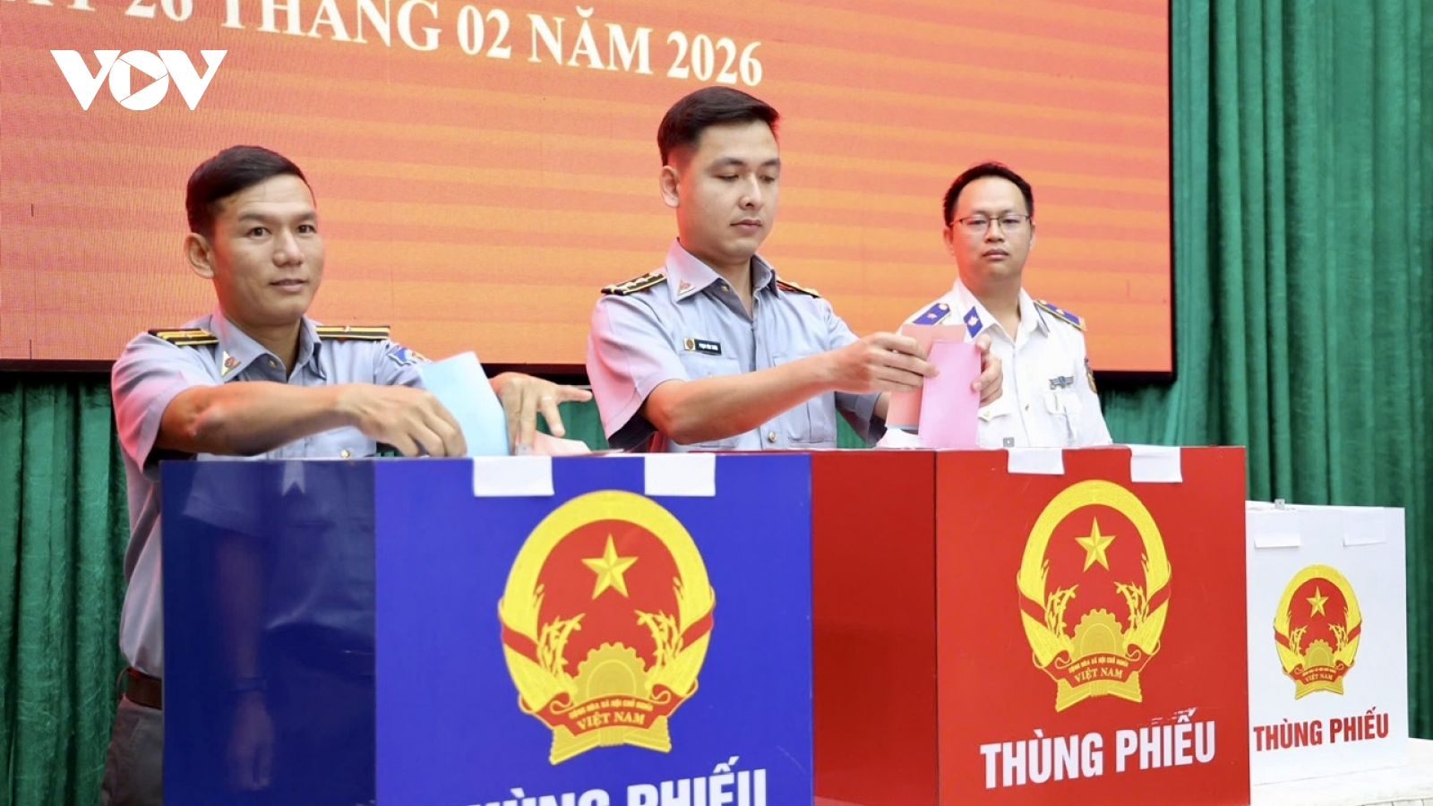 Cử tri TP.HCM nô nức đi bầu cử sớm trong cơn mưa nặng hạt